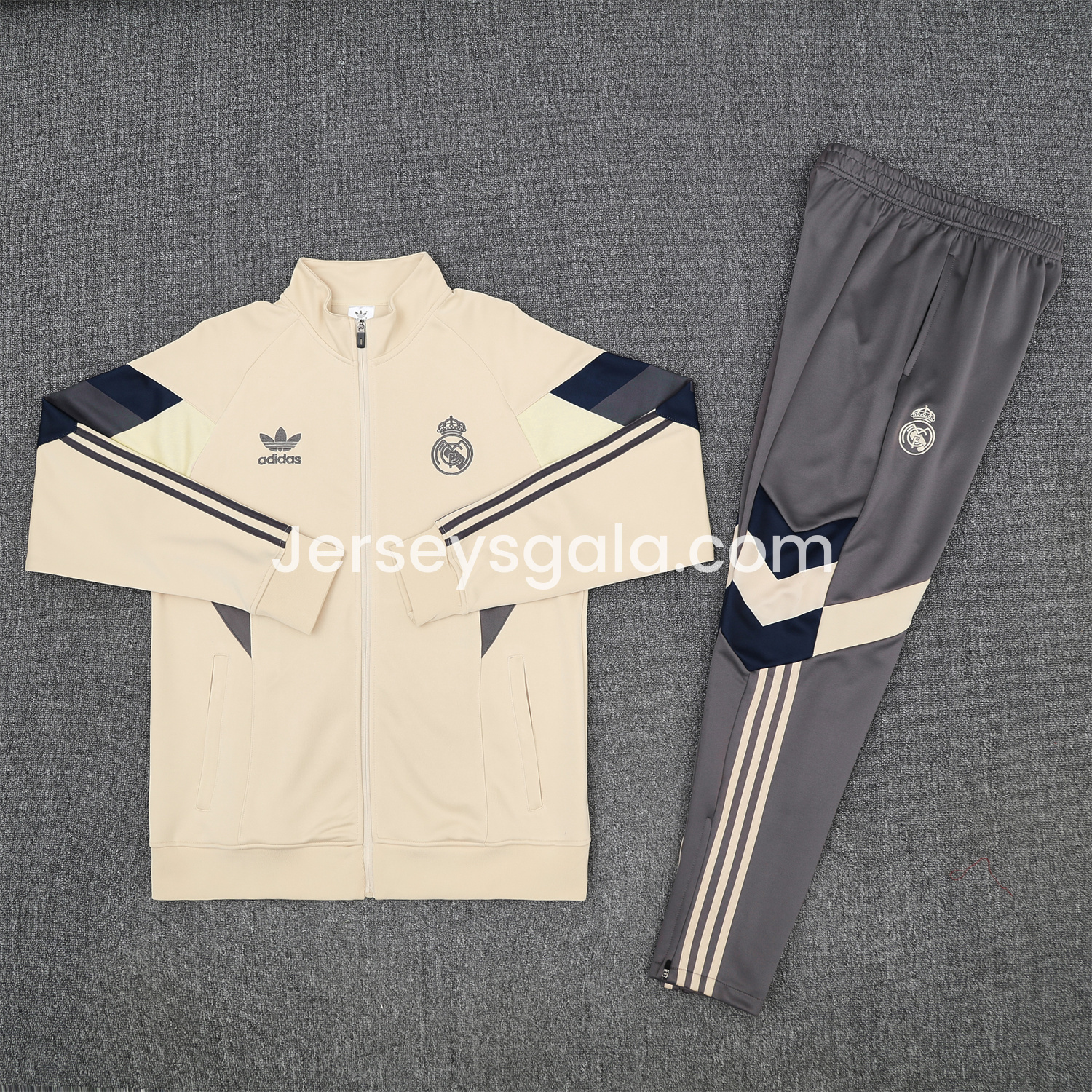 Real Madrid 25-26 Throwback Jacket Training Tracksuit - Off-white Jackets & Grey Pants - JerseysGala