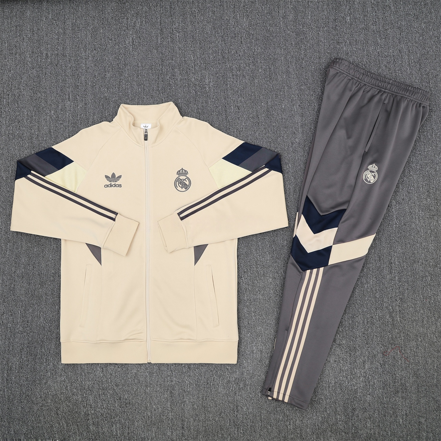 Real Madrid 25-26 Throwback Jacket Training Tracksuit - Off-white Jackets & Grey Pants - JerseysGala